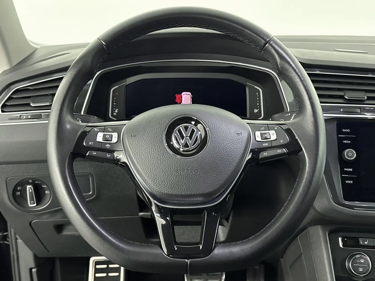 1.5 TSI ACT Highline Business R Trekhaak | Stoelverwarming | Adaptive Cruise Control | Parkeersensoren Voor en Achter | Achteruitrijcamera