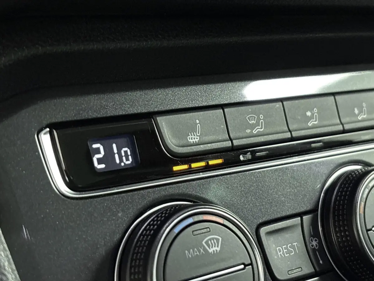 1.5 TSI ACT Highline Business R Trekhaak | Stoelverwarming | Adaptive Cruise Control | Parkeersensoren Voor en Achter | Achteruitrijcamera