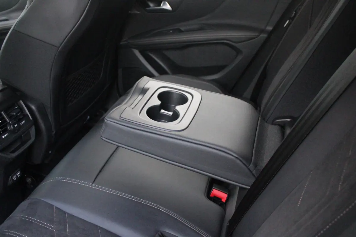 1.6 HYbrid 225PK GT PACK BUSINESS BLACK PACK | AFNEEMBARE TREKHAAK | ADAPTIVE CRUISE CONTROL | ELEKLTRISCH VERSTELBARE BESTUUDERSSTOEL MET GEHEUGENFUNCTIE | MASSAGE FUNCTIE OP BEIDE VOORSTOE