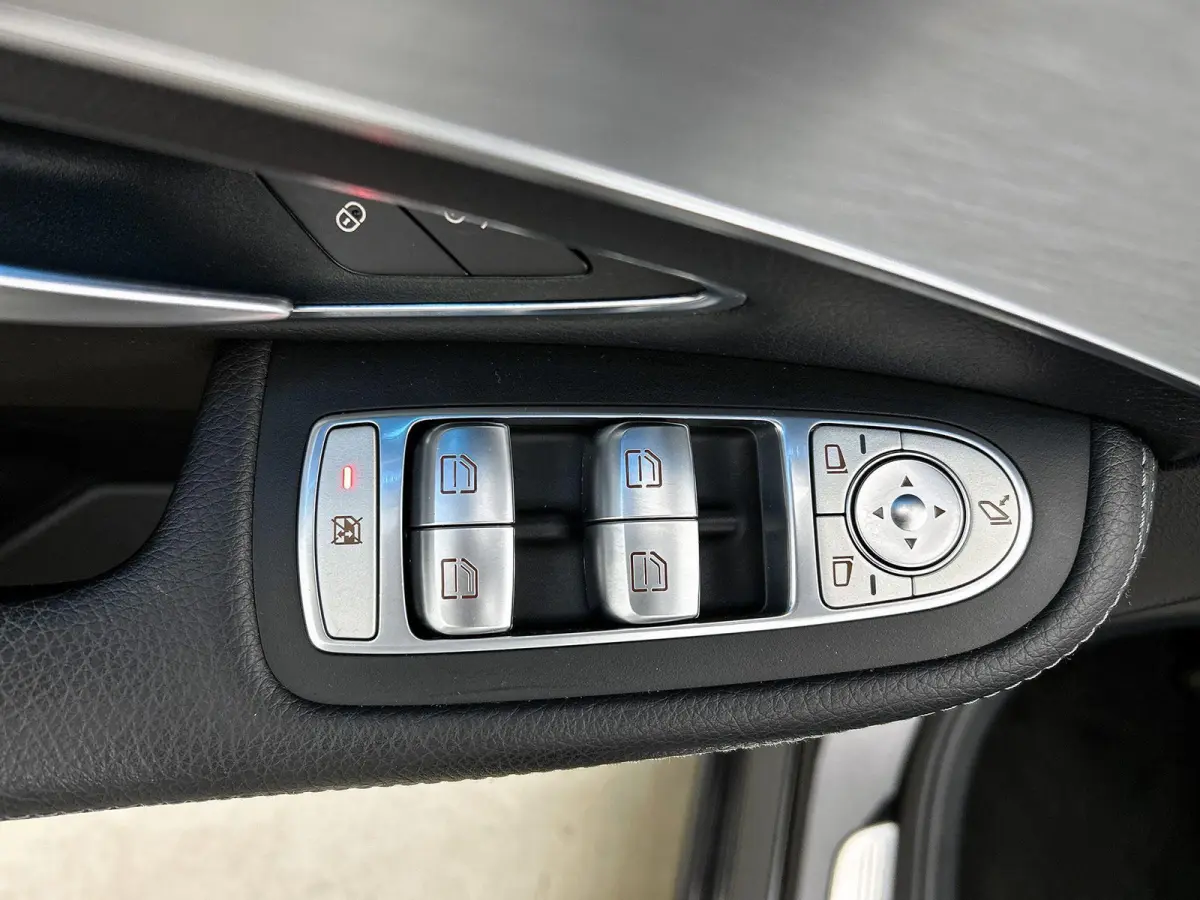 350 e Lease Edition | Sfeerverlichting | Stoelverwarming | Achteruitrijcamera | Parkeersensoren |