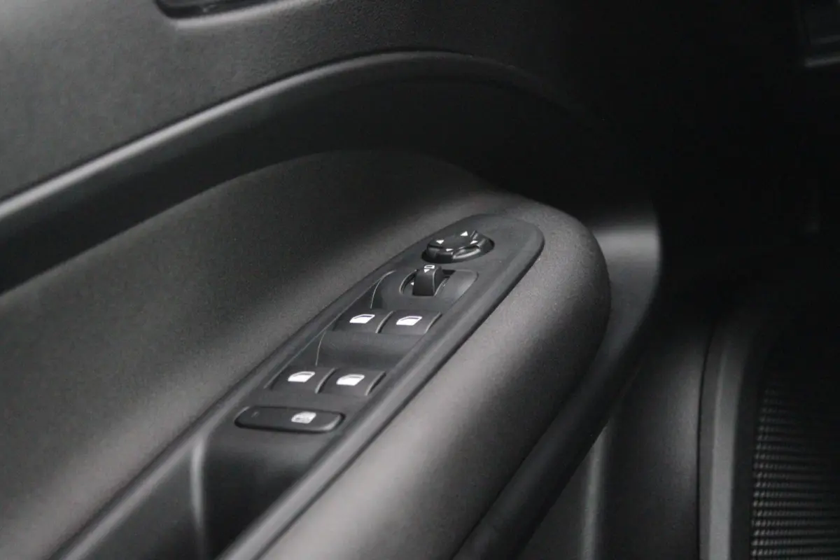 1.2 145PK AUTOMAAT Hybrid IBRIDA TI | TECHNO PACK: (LED MATRIX KOPLAMPEN, DRAADLOZE TELEFOONLADER, DODEHOEK DETECTIE, PARKEERSENSOREN VOOR ACHTER EN ZIJKANT, NAVIGATIE, ELEKTRISCH BEDIENBARE