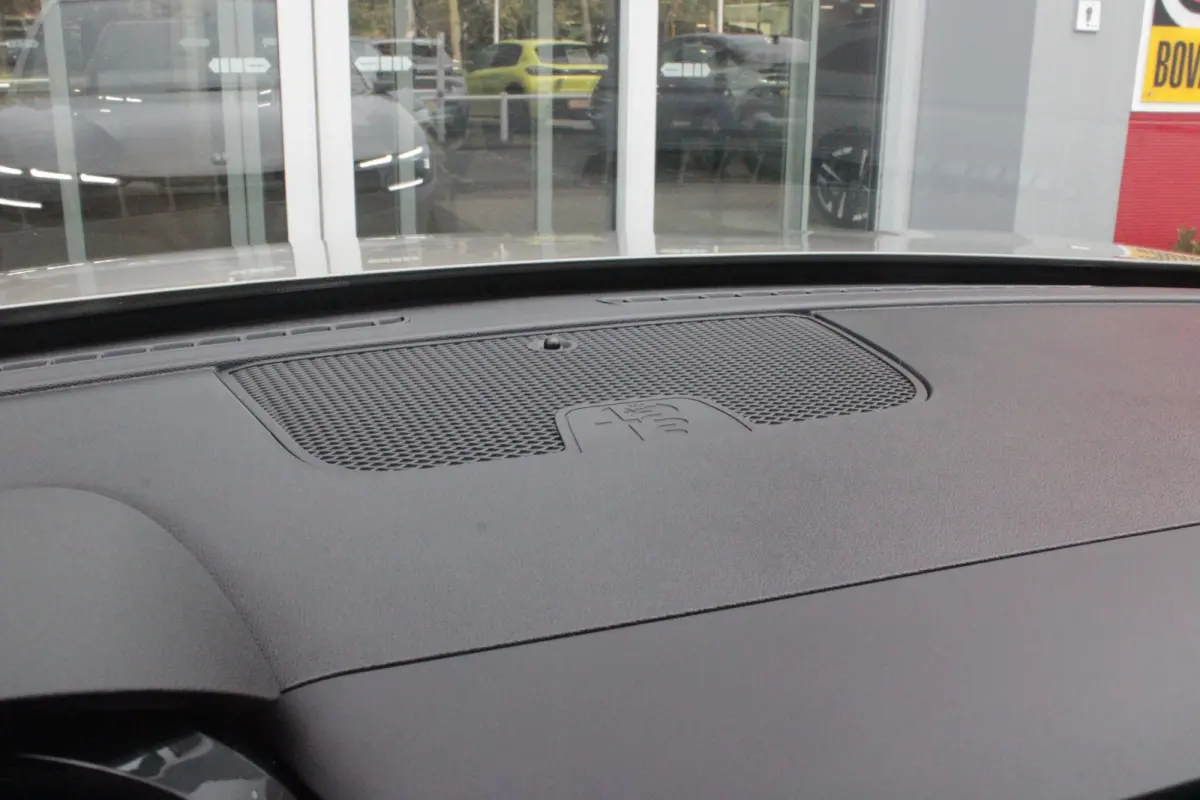 1.2 145PK AUTOMAAT Hybrid IBRIDA TI | TECHNO PACK: (LED MATRIX KOPLAMPEN, DRAADLOZE TELEFOONLADER, DODEHOEK DETECTIE, PARKEERSENSOREN VOOR ACHTER EN ZIJKANT, NAVIGATIE, ELEKTRISCH BEDIENBARE