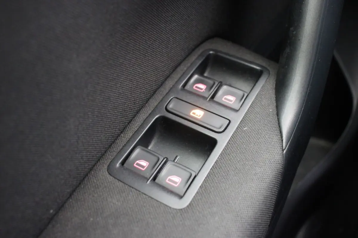 1.0 Style Connected Series - Navi, Clima, Stoelverw. Cruise