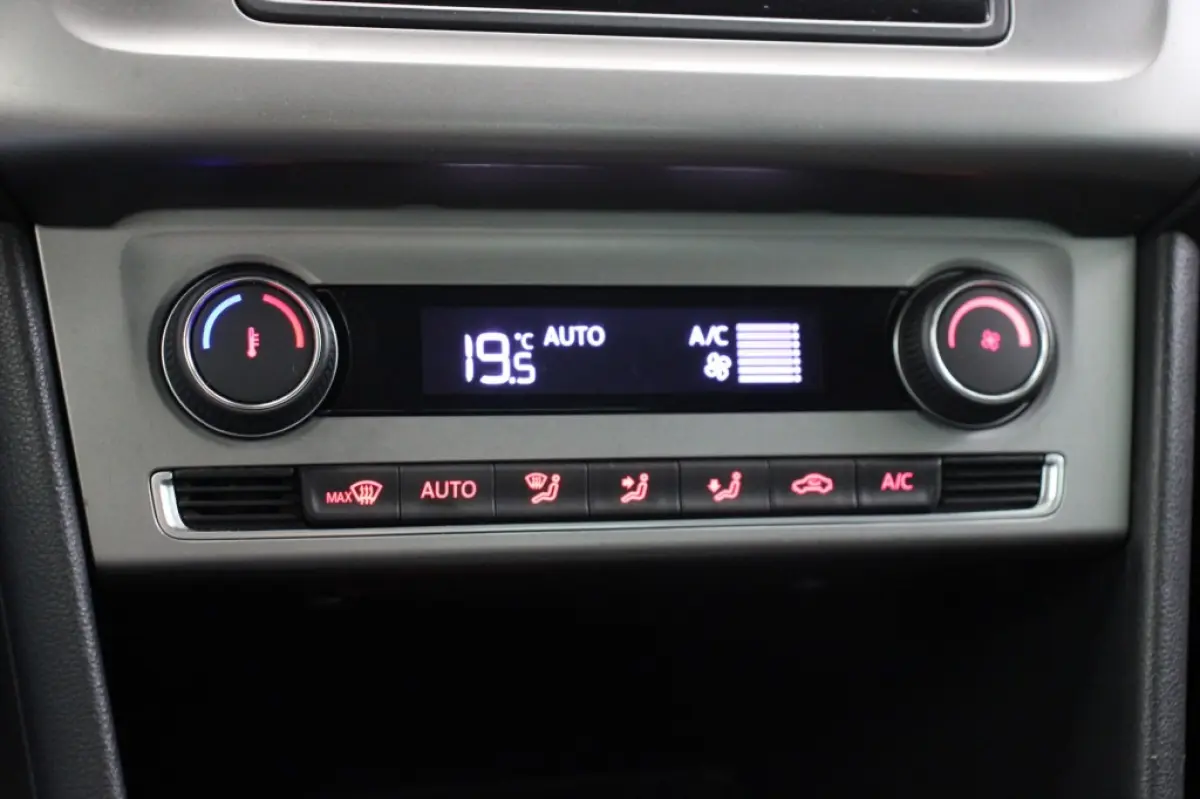 1.0 Style Connected Series - Navi, Clima, Stoelverw. Cruise