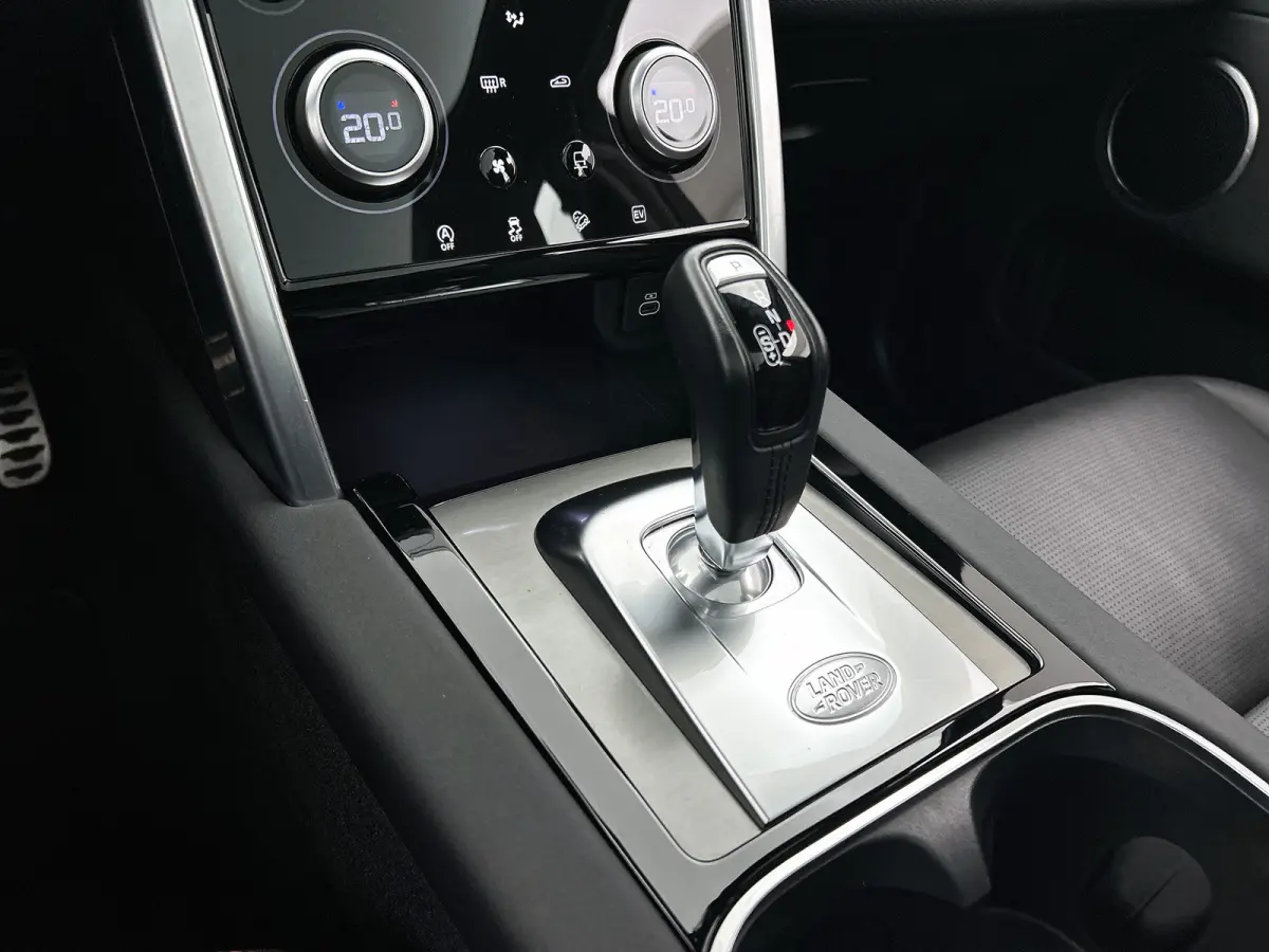 P300e Hybride R-Dynamic SE / Panoramadak /  Leder / Interactive Driver Display / Navi / Cruise-ctr. / Apk nieuw