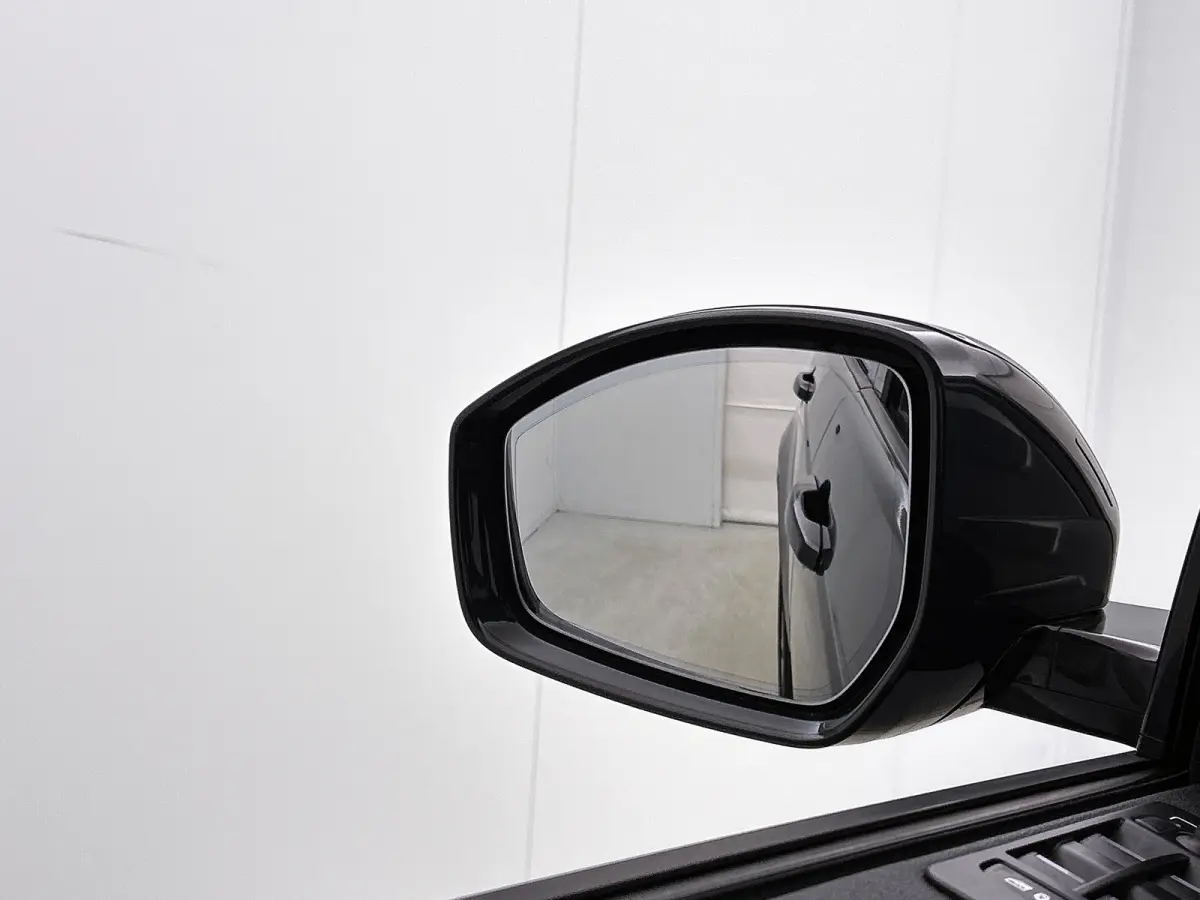 P300e Hybride R-Dynamic SE / Panoramadak /  Leder / Interactive Driver Display / Navi / Cruise-ctr. / Apk nieuw