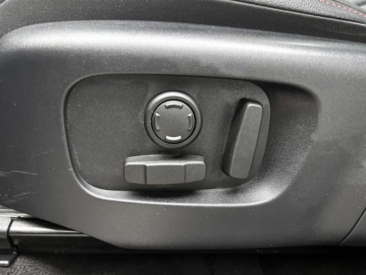 P300e Hybride R-Dynamic SE / Panoramadak /  Leder / Interactive Driver Display / Navi / Cruise-ctr. / Apk nieuw