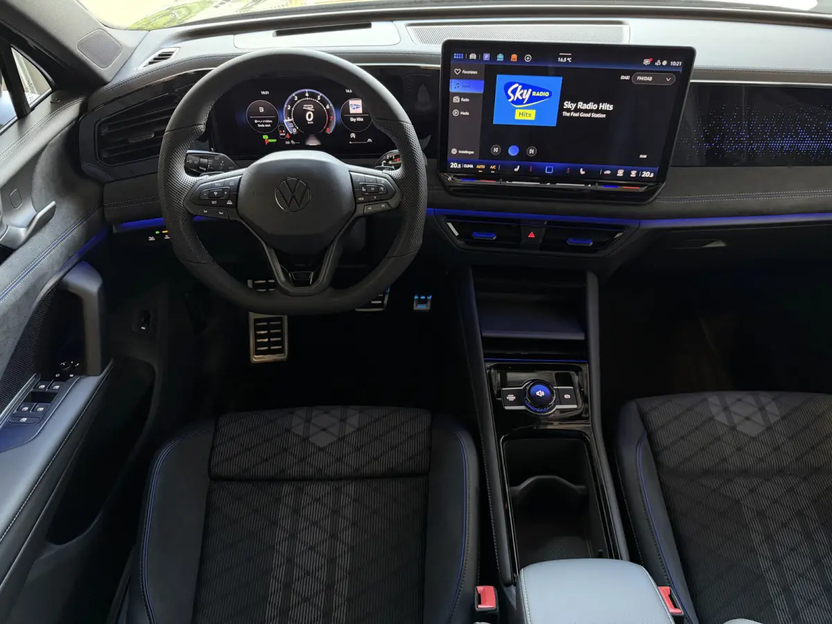 1.5 eTSI 150PK BENZINE R-Line Black Style | Panorama | HUD | Trekhaak | 360° Camera | Nieuw