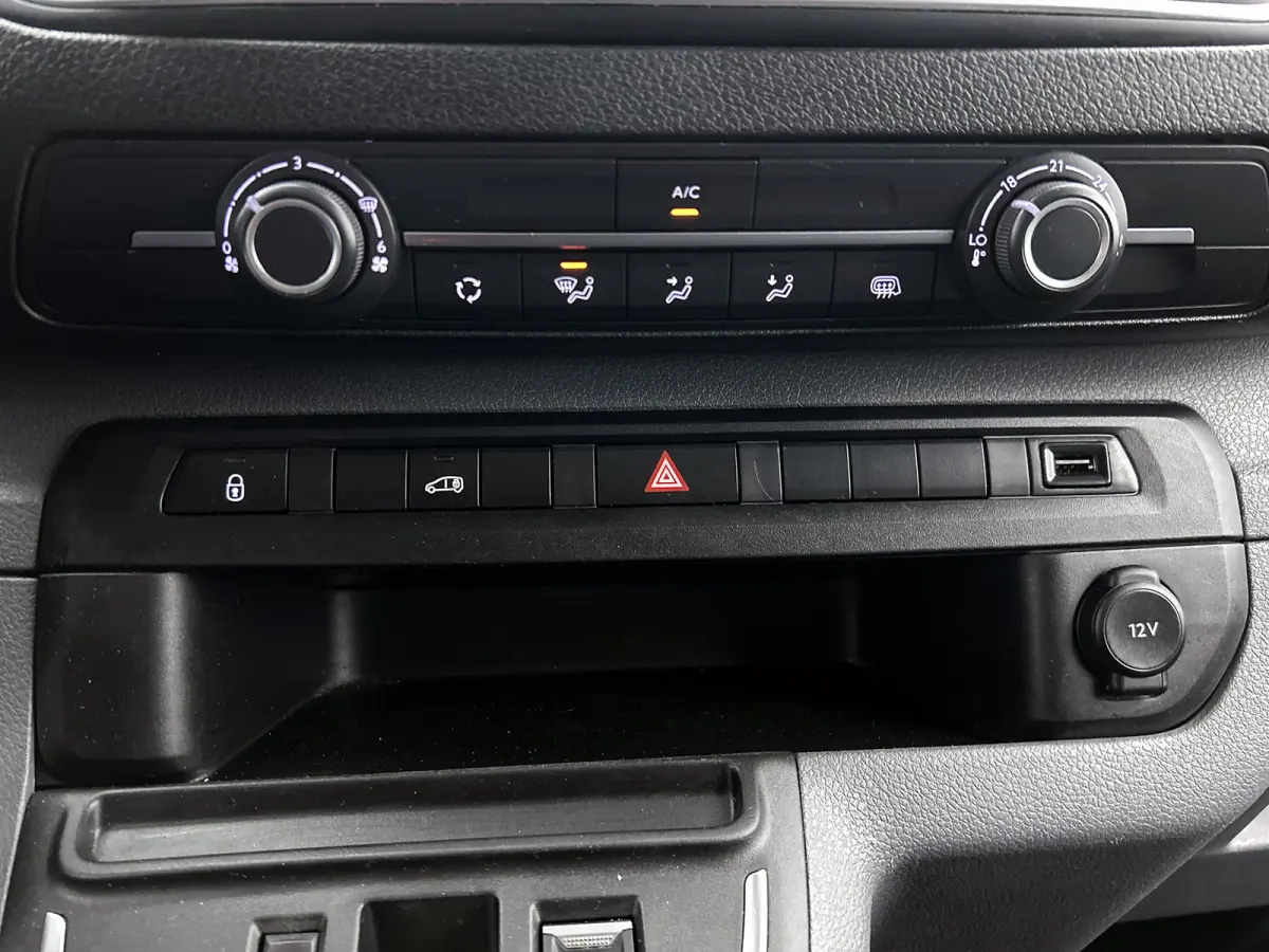 Compact SOH 92% / 3Pers. / Pdc+Camera / Navigatie/ Airco / Cruise-ctr. / Apk 11-2027