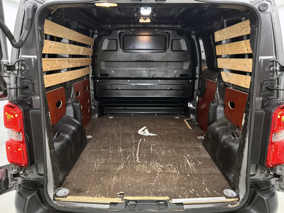 Compact SOH 92% / 3Pers. / Pdc+Camera / Navigatie/ Airco / Cruise-ctr. / Apk 11-2027