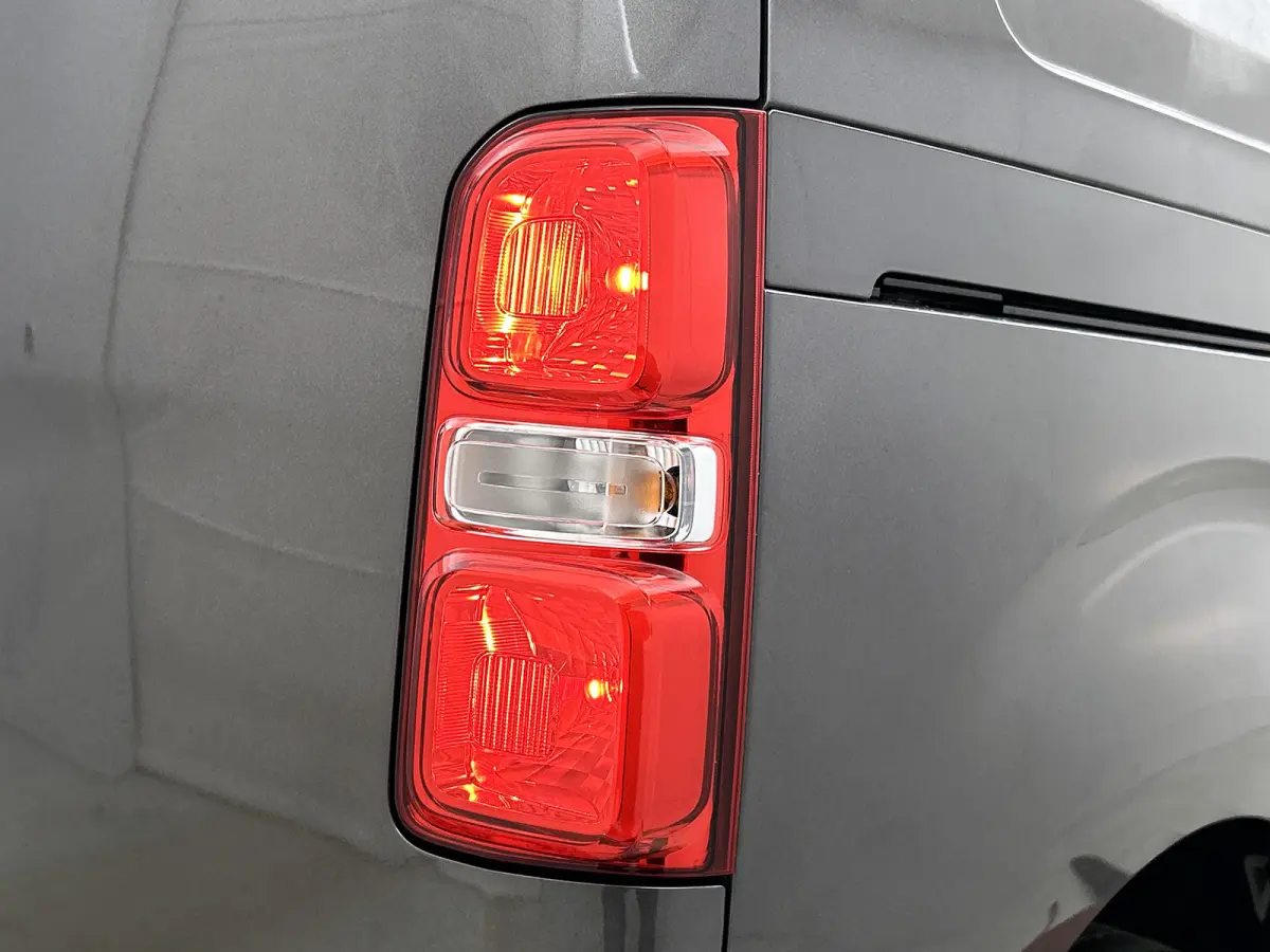 Compact SOH 92% / 3Pers. / Pdc+Camera / Navigatie/ Airco / Cruise-ctr. / Apk 11-2027