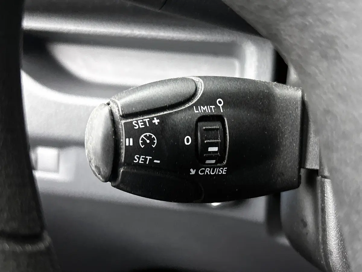 Compact SOH 92% / 3Pers. / Pdc+Camera / Navigatie/ Airco / Cruise-ctr. / Apk 11-2027