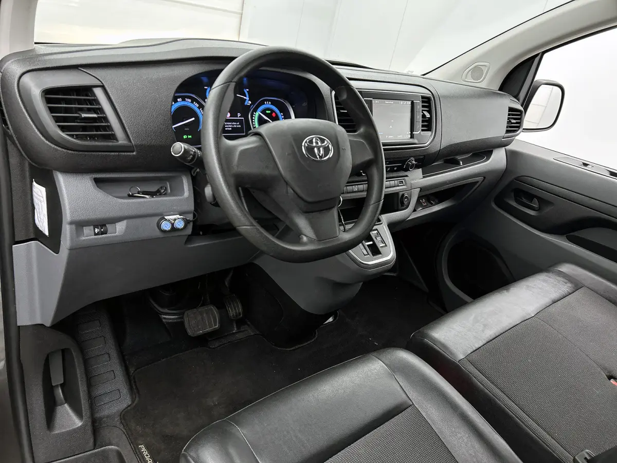 Compact SOH 92% / 3Pers. / Pdc+Camera / Navigatie/ Airco / Cruise-ctr. / Apk 11-2027