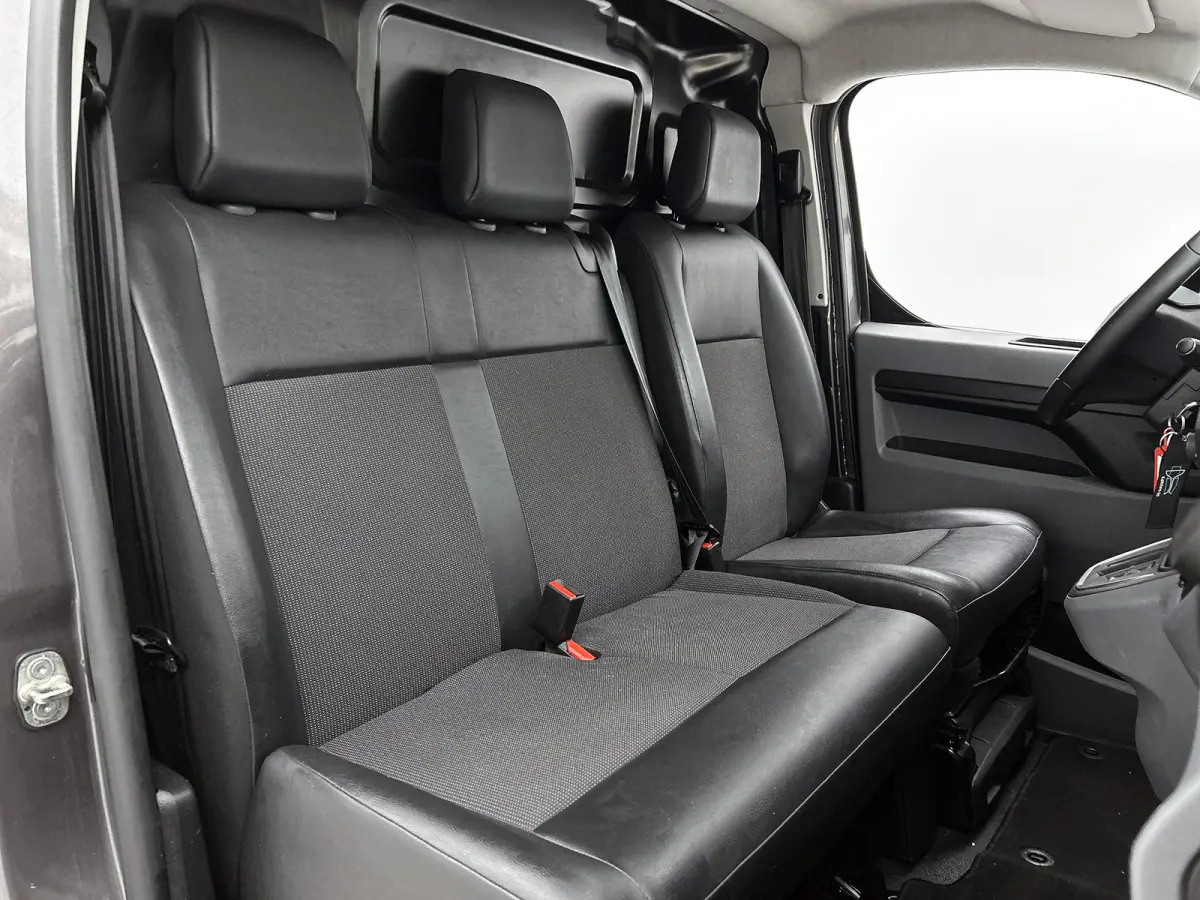 Compact SOH 92% / 3Pers. / Pdc+Camera / Navigatie/ Airco / Cruise-ctr. / Apk 11-2027