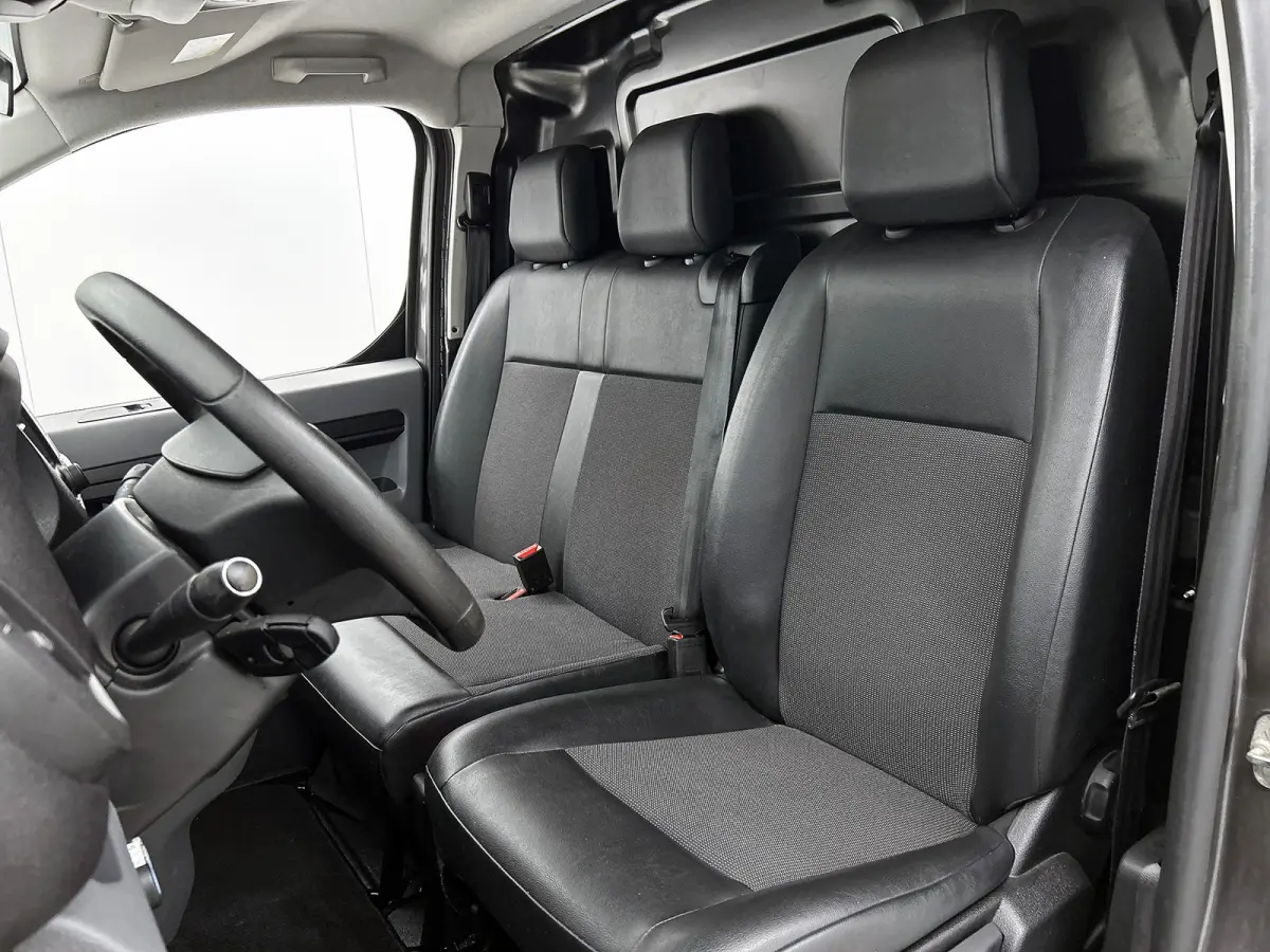 Compact SOH 92% / 3Pers. / Pdc+Camera / Navigatie/ Airco / Cruise-ctr. / Apk 11-2027