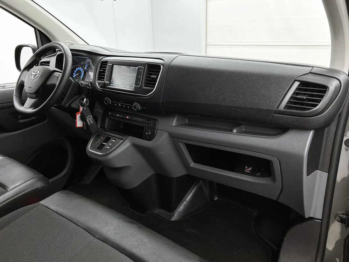 Compact SOH 92% / 3Pers. / Pdc+Camera / Navigatie/ Airco / Cruise-ctr. / Apk 11-2027