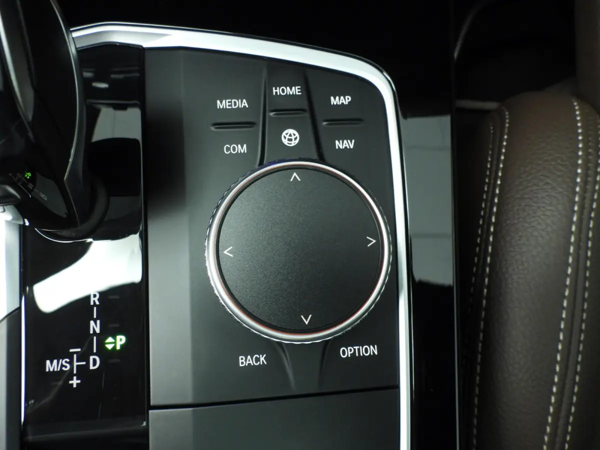 218i | LED | Leder | Navigatie | Active cruise | Panoramadak | Trekhaak | Stoelverwarming | DAB | hifi speakers | Alu 18 inch
