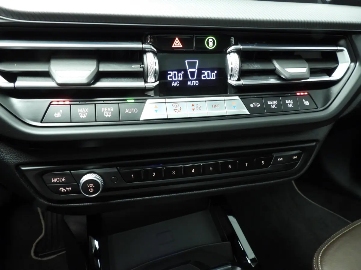 218i | LED | Leder | Navigatie | Active cruise | Panoramadak | Trekhaak | Stoelverwarming | DAB | hifi speakers | Alu 18 inch
