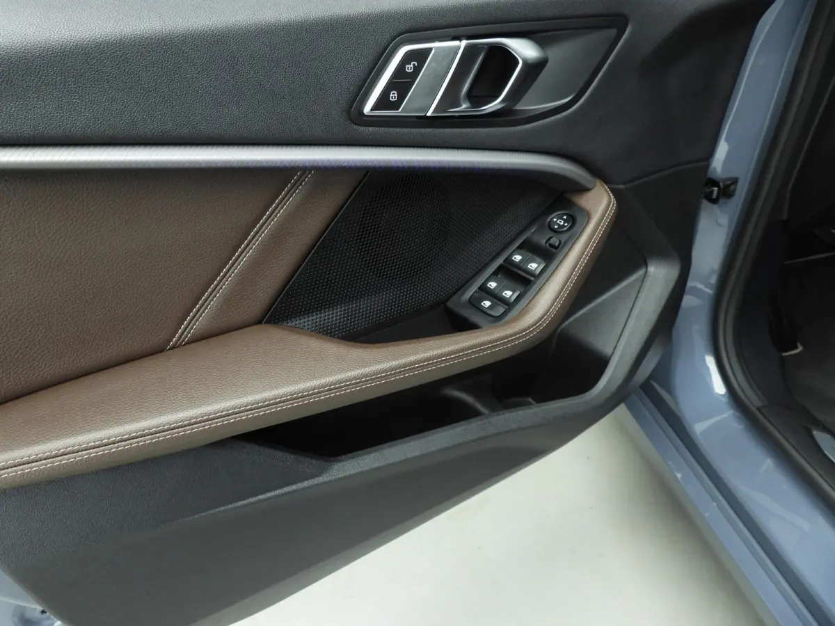 218i | LED | Leder | Navigatie | Active cruise | Panoramadak | Trekhaak | Stoelverwarming | DAB | hifi speakers | Alu 18 inch