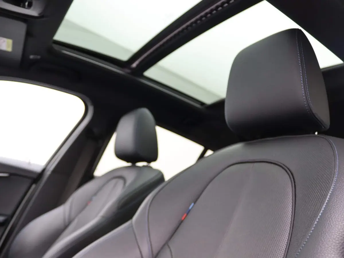 5-deurs 118i High Executive | Model M Sport | Audio Media Pack | Parking Pack | Panoramadak | DAB | HiFi | 18''