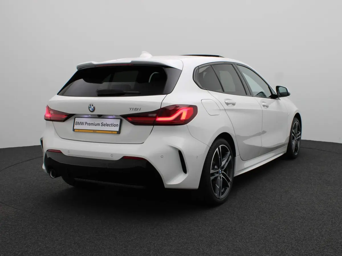 5-deurs 118i High Executive | Model M Sport | Audio Media Pack | Parking Pack | Panoramadak | DAB | HiFi | 18''
