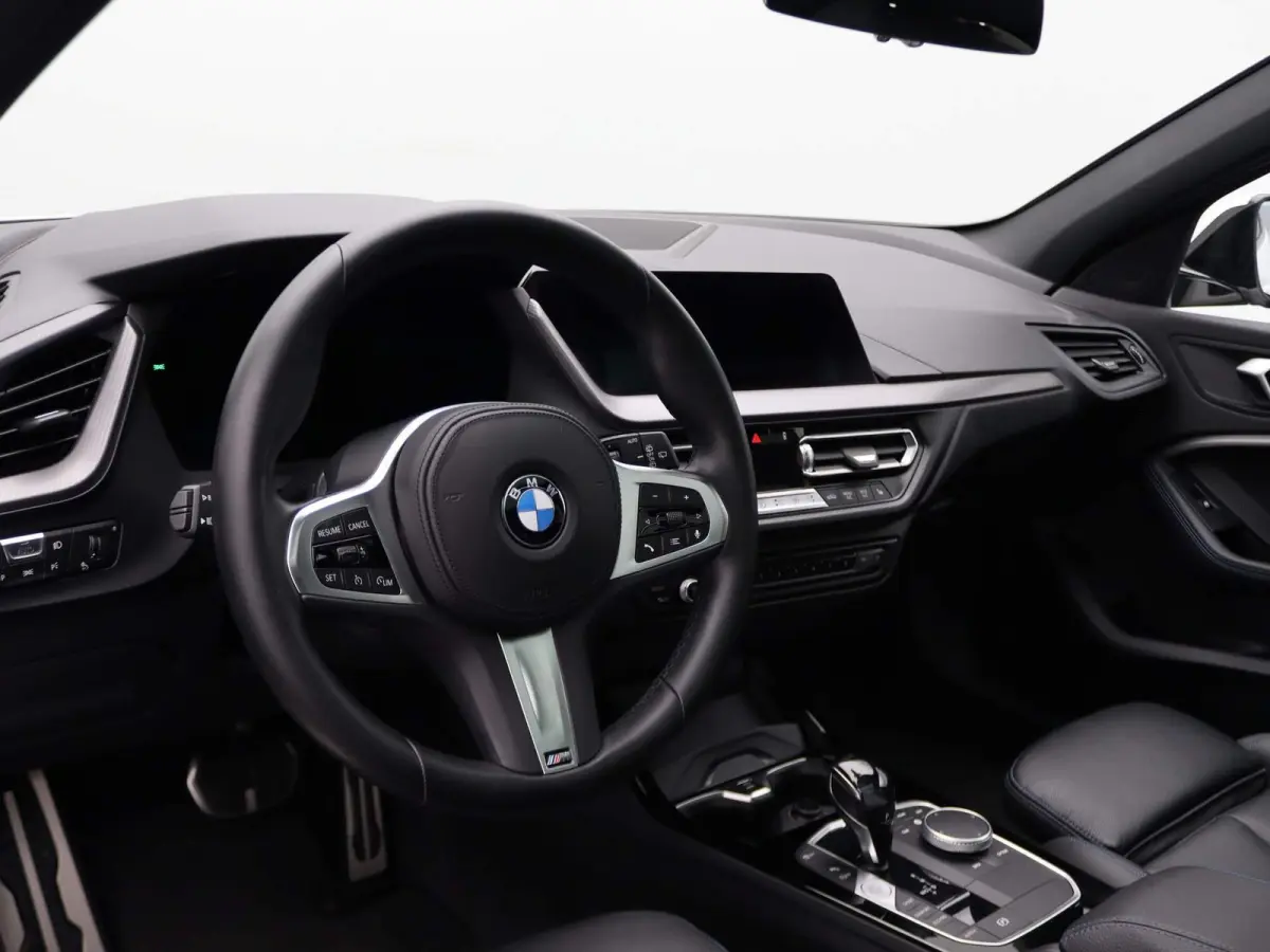 5-deurs 118i High Executive | Model M Sport | Audio Media Pack | Parking Pack | Panoramadak | DAB | HiFi | 18''