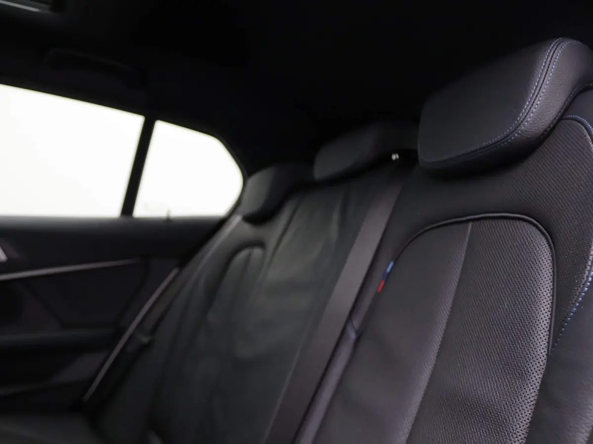 5-deurs 118i High Executive | Model M Sport | Audio Media Pack | Parking Pack | Panoramadak | DAB | HiFi | 18''
