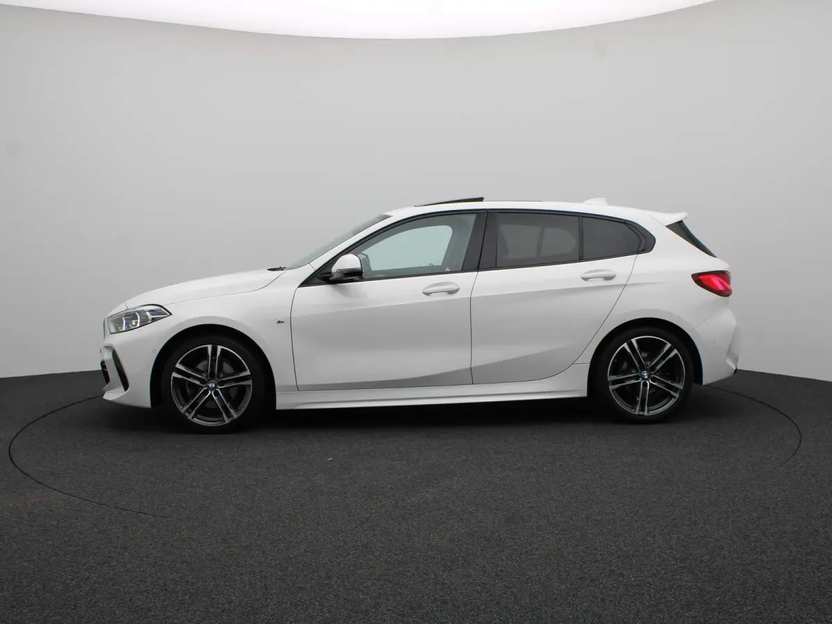 5-deurs 118i High Executive | Model M Sport | Audio Media Pack | Parking Pack | Panoramadak | DAB | HiFi | 18''
