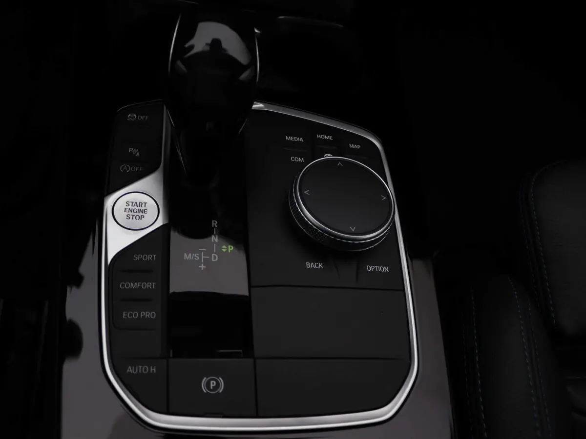 5-deurs 118i High Executive | Model M Sport | Audio Media Pack | Parking Pack | Panoramadak | DAB | HiFi | 18''