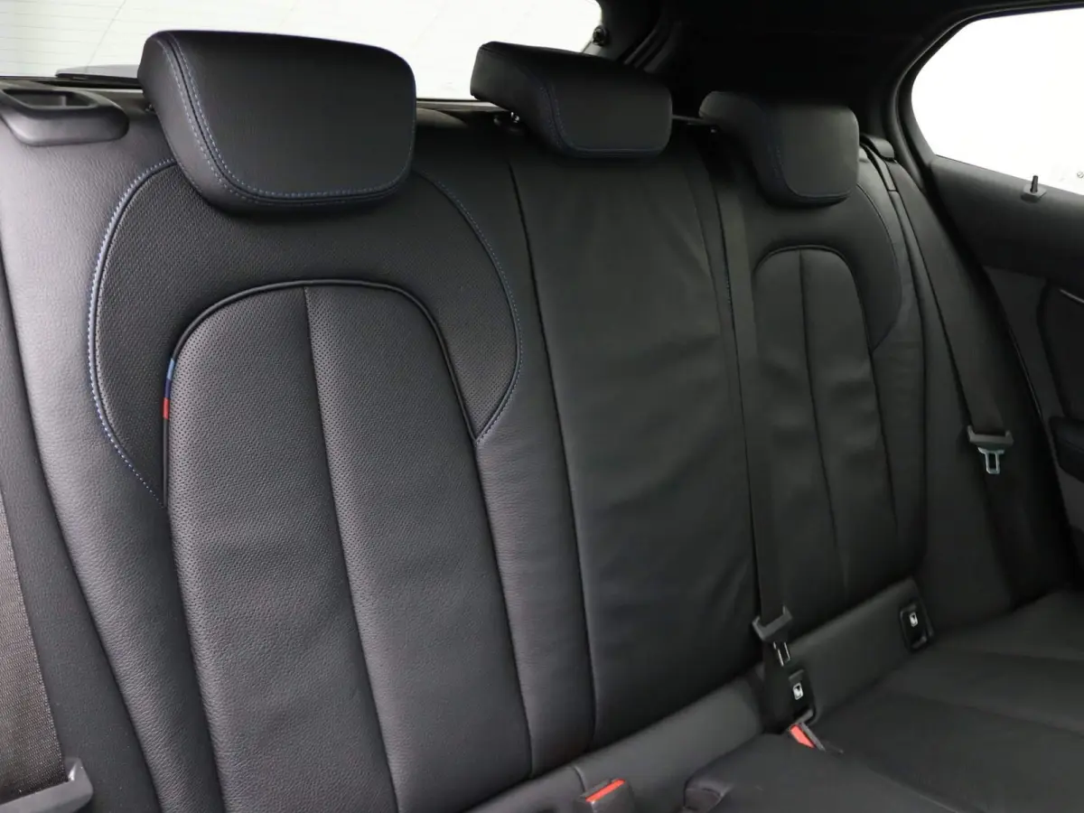 5-deurs 118i High Executive | Model M Sport | Audio Media Pack | Parking Pack | Panoramadak | DAB | HiFi | 18''