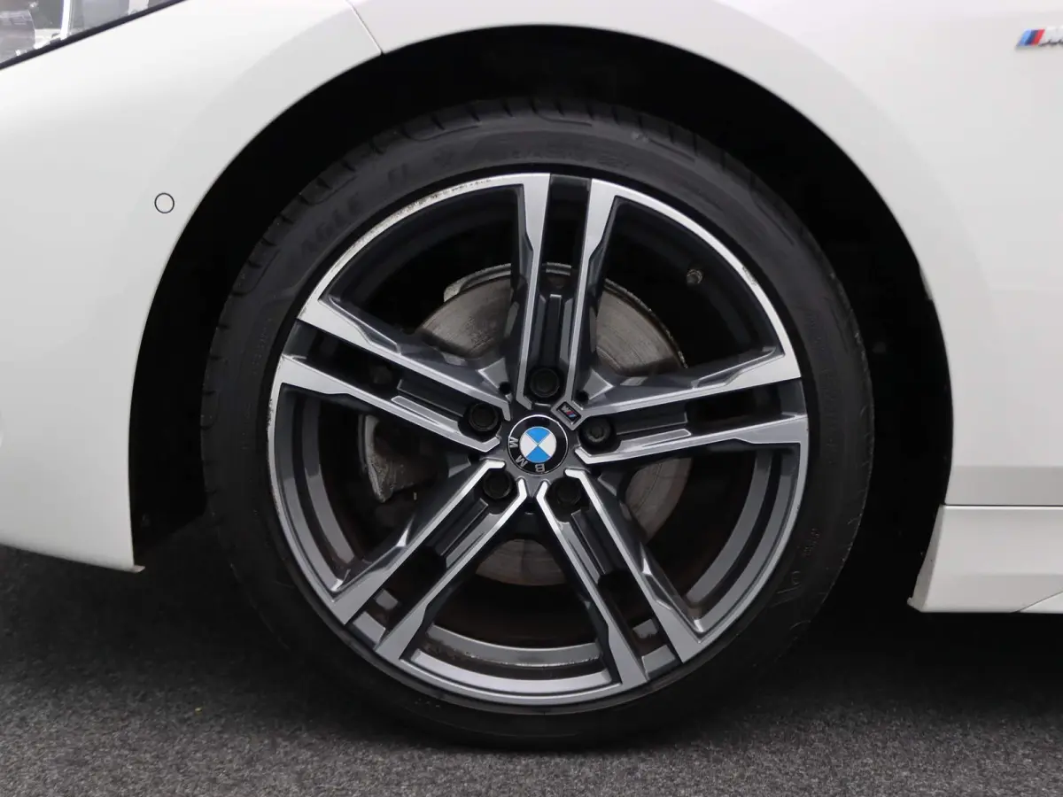 5-deurs 118i High Executive | Model M Sport | Audio Media Pack | Parking Pack | Panoramadak | DAB | HiFi | 18''