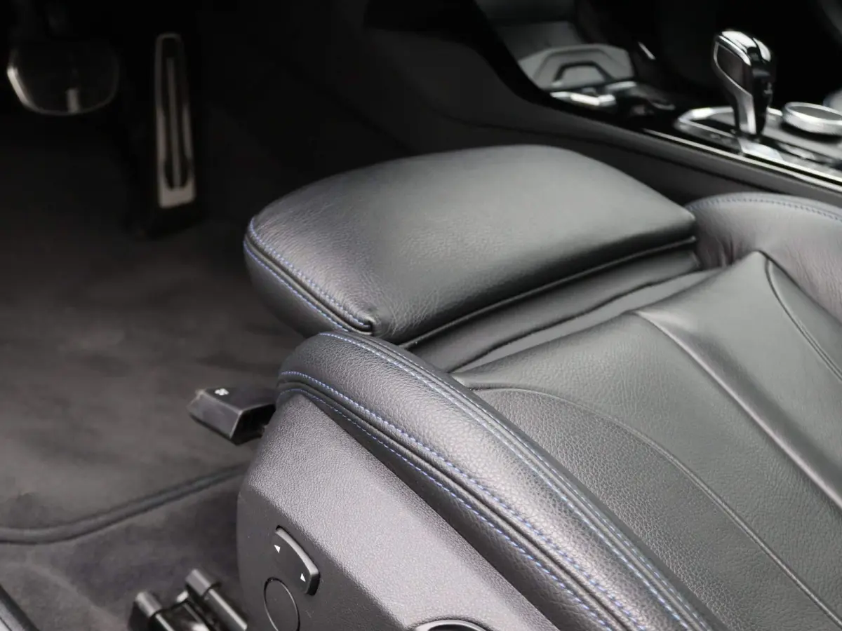 5-deurs 118i High Executive | Model M Sport | Audio Media Pack | Parking Pack | Panoramadak | DAB | HiFi | 18''