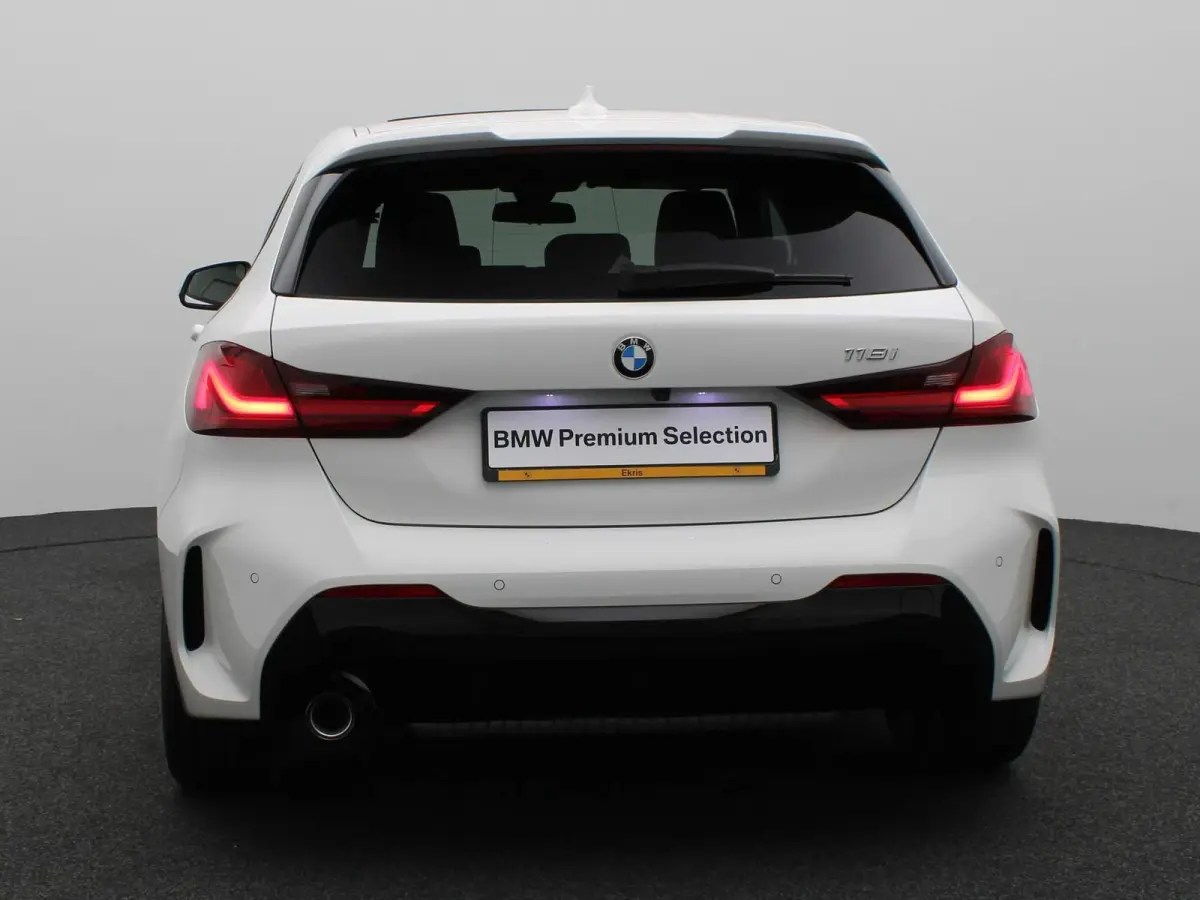 5-deurs 118i High Executive | Model M Sport | Audio Media Pack | Parking Pack | Panoramadak | DAB | HiFi | 18''