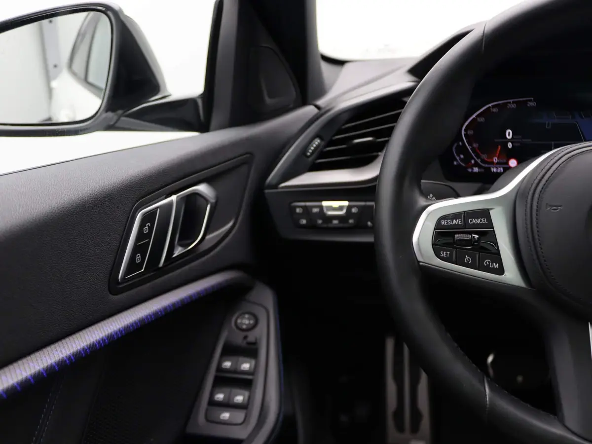 5-deurs 118i High Executive | Model M Sport | Audio Media Pack | Parking Pack | Panoramadak | DAB | HiFi | 18''