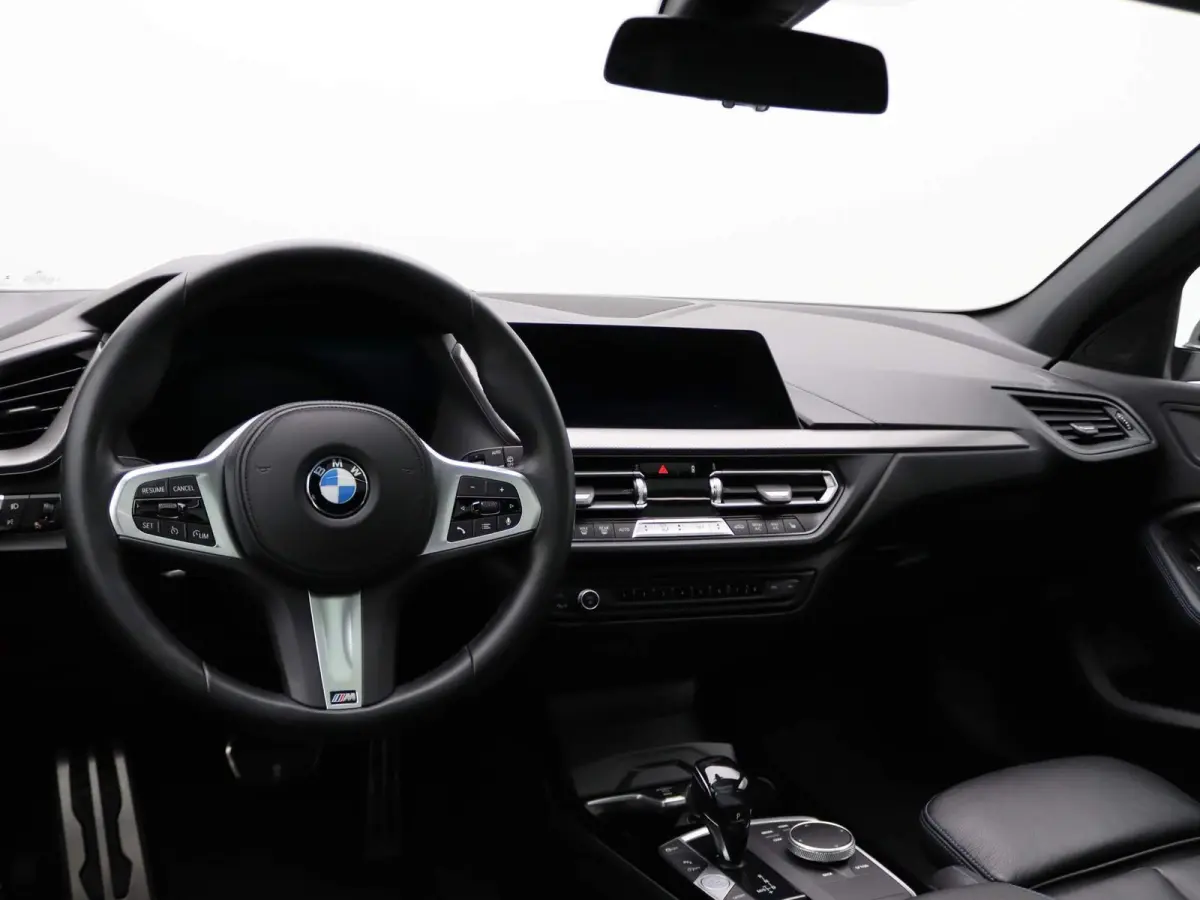 5-deurs 118i High Executive | Model M Sport | Audio Media Pack | Parking Pack | Panoramadak | DAB | HiFi | 18''