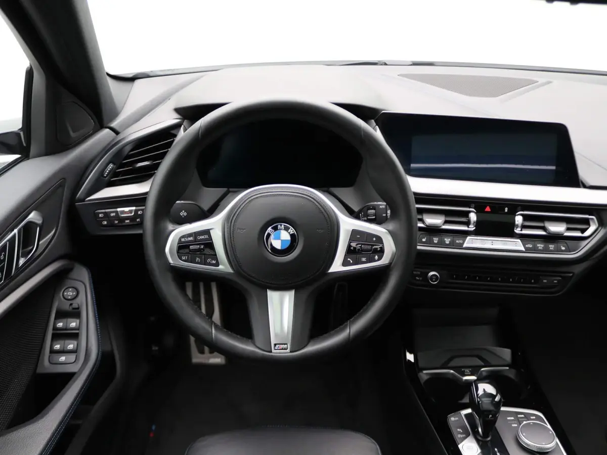 5-deurs 118i High Executive | Model M Sport | Audio Media Pack | Parking Pack | Panoramadak | DAB | HiFi | 18''