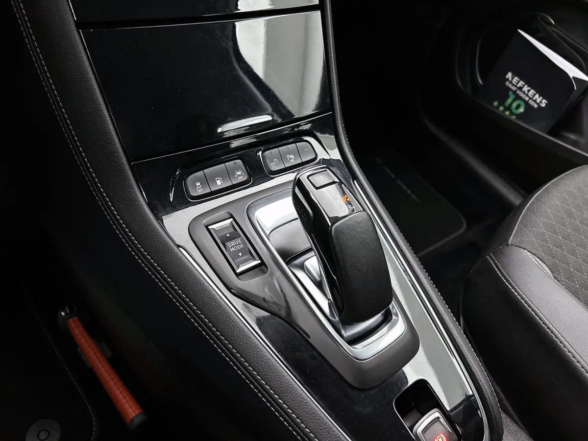 1.6 300pk Hybrid4 Innovation Automaat | Elektrische Achterklep | AGR-Bestuurdersstoel | Navigatie | Climate Control | Cruise Control | Camera | Dodehoekdetectie | Apple Carplay/Android Auto 