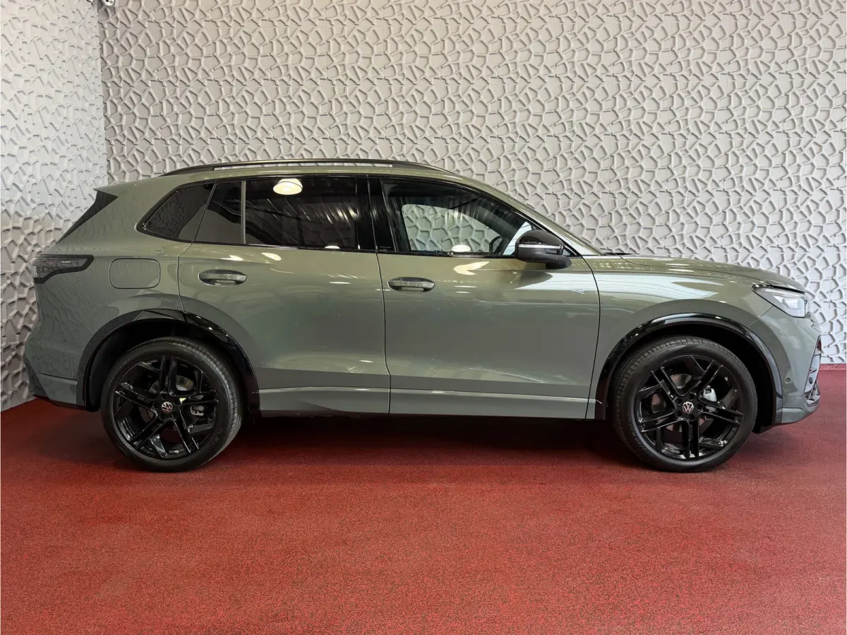1.5 eTSI 150PK ZNDR STEKKER DSG R-Line Black Style | Panorama | HUD | Trekhaak | 360° Camera | Nieuw