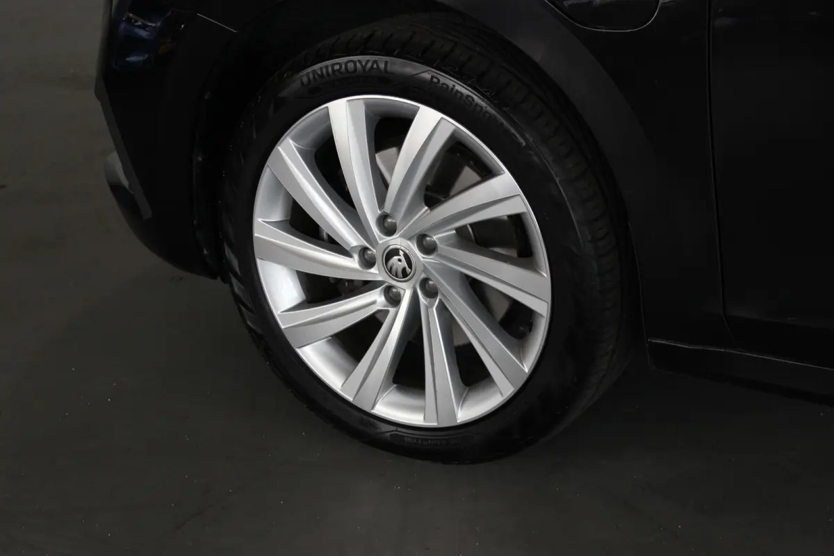 1.4 TSI iV PHEV Business Edition Trekhaak | Carplay | Stoelverw. | Camera | Navi | Bluetooth | 18” LMV | PDC V+A
