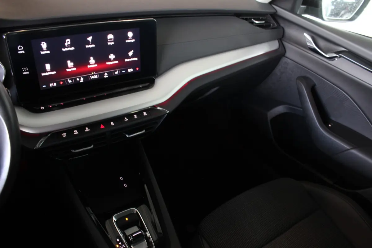 1.4 TSI iV PHEV Business Edition Trekhaak | Carplay | Stoelverw. | Camera | Navi | Bluetooth | 18” LMV | PDC V+A