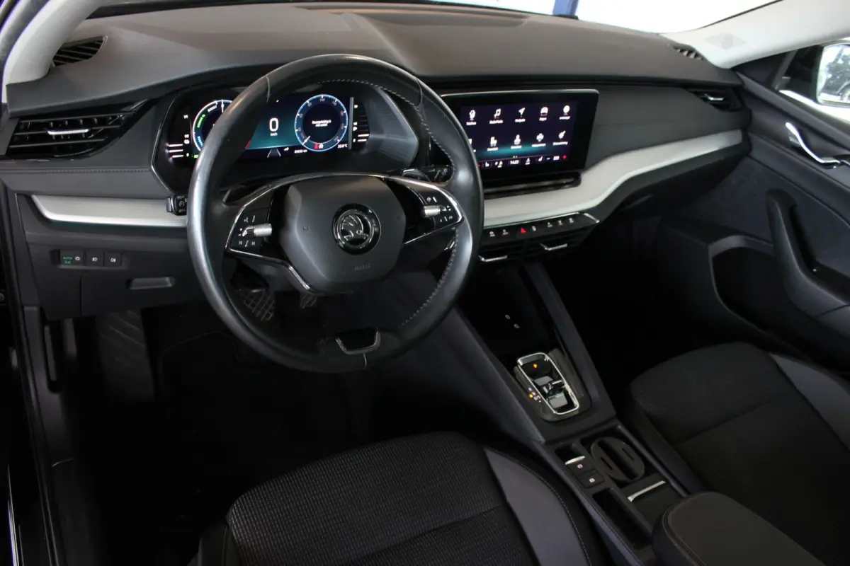 1.4 TSI iV PHEV Business Edition Trekhaak | Carplay | Stoelverw. | Camera | Navi | Bluetooth | 18” LMV | PDC V+A