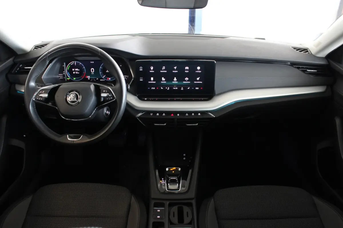 1.4 TSI iV PHEV Business Edition Trekhaak | Carplay | Stoelverw. | Camera | Navi | Bluetooth | 18” LMV | PDC V+A