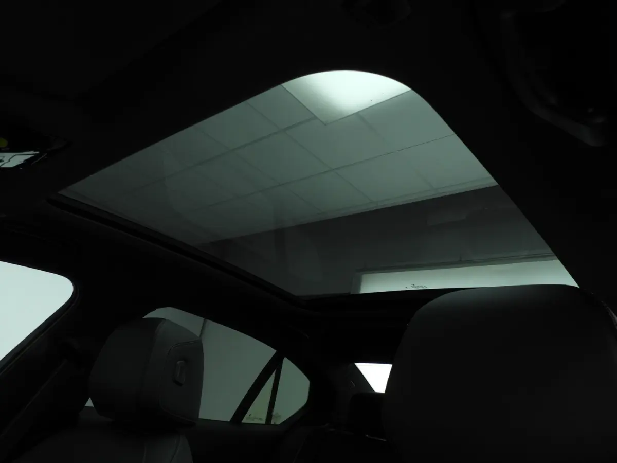 530e | M-Sportpakket | LED | HUD | SOH 98% | Active cruise | Panoramadak | Comfortzetels | DAB | Harman-kardon sound | Alu 21 inch