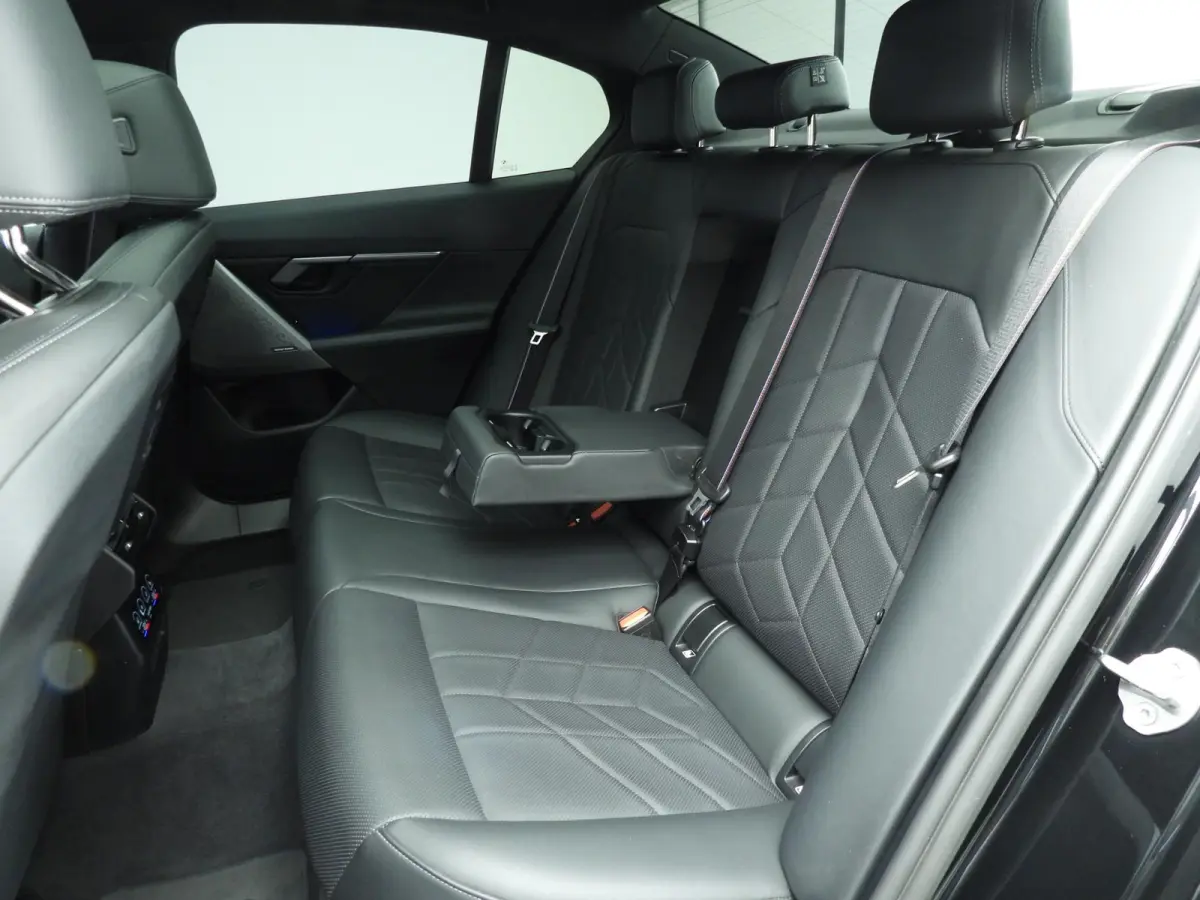 530e | M-Sportpakket | LED | HUD | SOH 98% | Active cruise | Panoramadak | Comfortzetels | DAB | Harman-kardon sound | Alu 21 inch