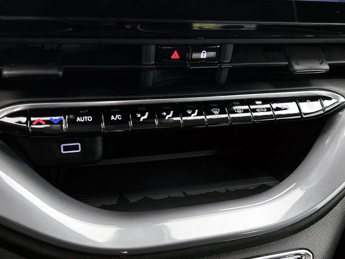118pk Urban 42 kWh Automaat | Apple Carplay/Android Auto | Dodehoekdetectie | Camera | Climate Control | Cruise Control | Parkeersensoren Voor + Achter |