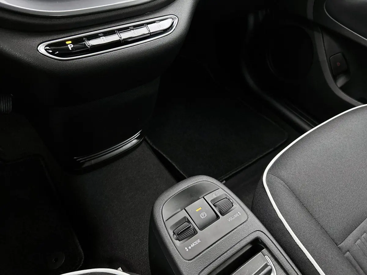 118pk Urban 42 kWh Automaat | Apple Carplay/Android Auto | Dodehoekdetectie | Camera | Climate Control | Cruise Control | Parkeersensoren Voor + Achter |