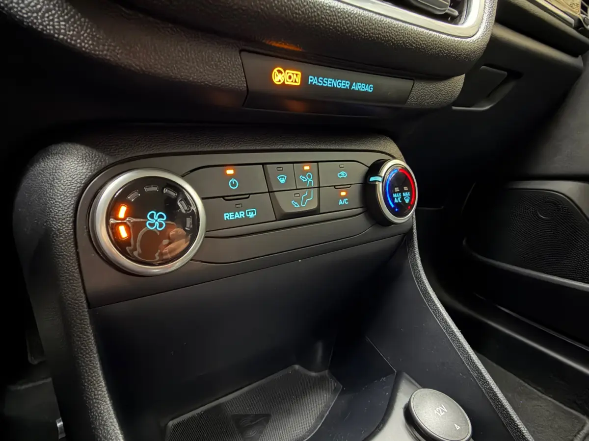 1.0 EcoBoost Titanium Navigatie, Cruise control, 4 seizoenen banden
