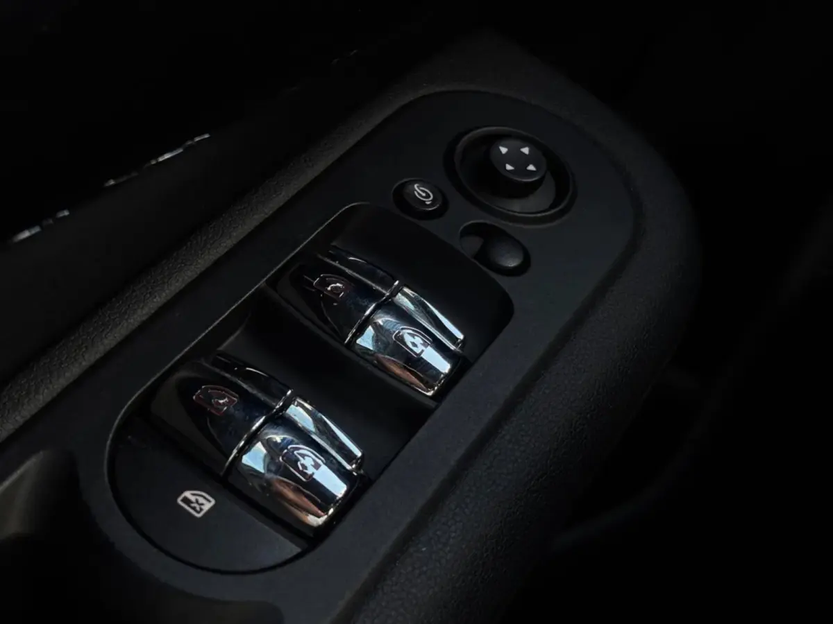 1.5 One Chili 5drs (Goed OnderH, StoelV, Carplay (optioneel), Leder, StoelV, Climate Con, Etc)