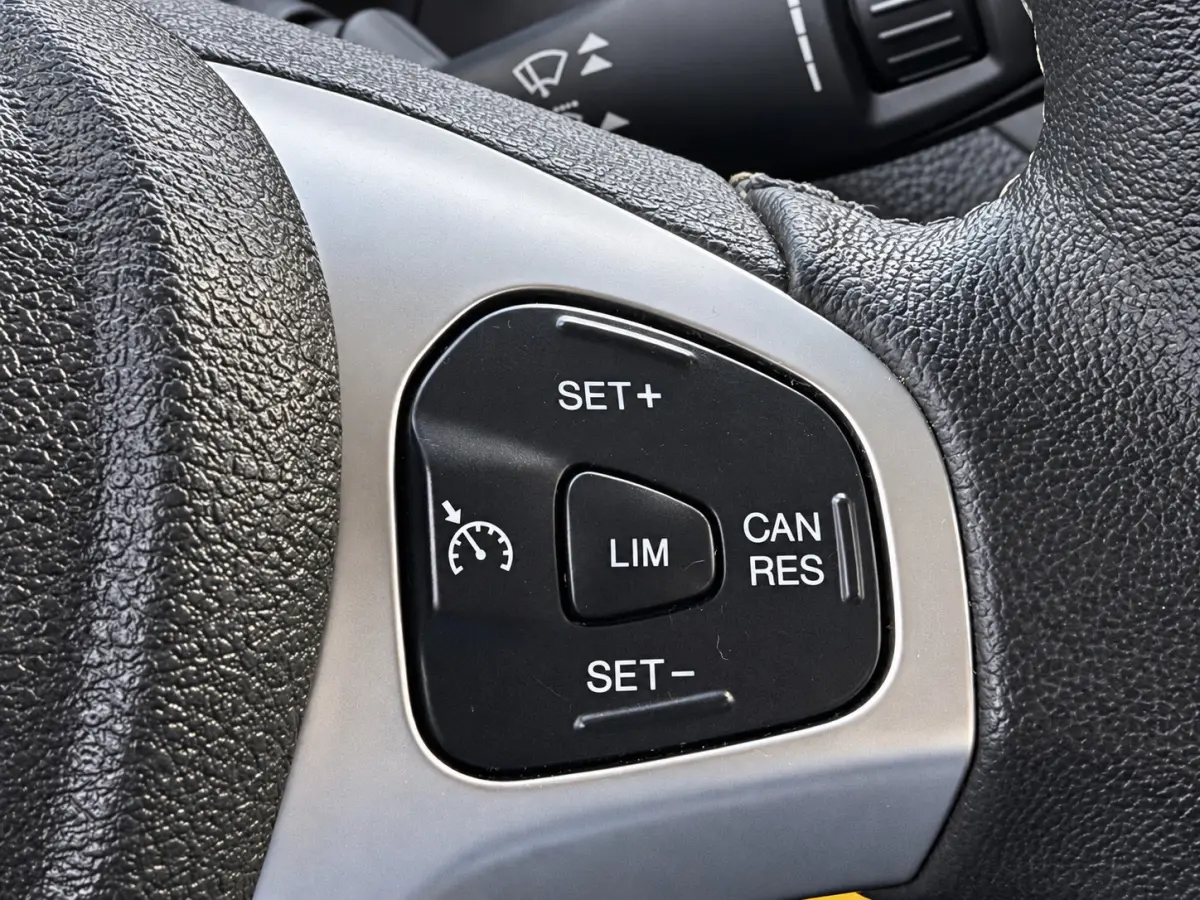 1.0 Carplay/ Camera/ Climate/Cruise