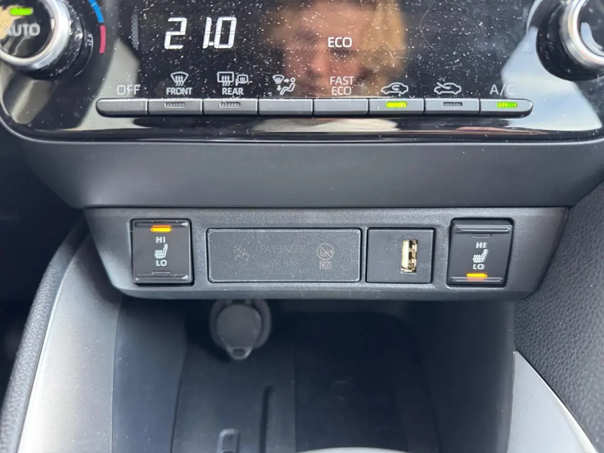 1.5 Hybrid Style | Navigatie | Climate control | Parkeer camera | Stoel verwarming | Keyless